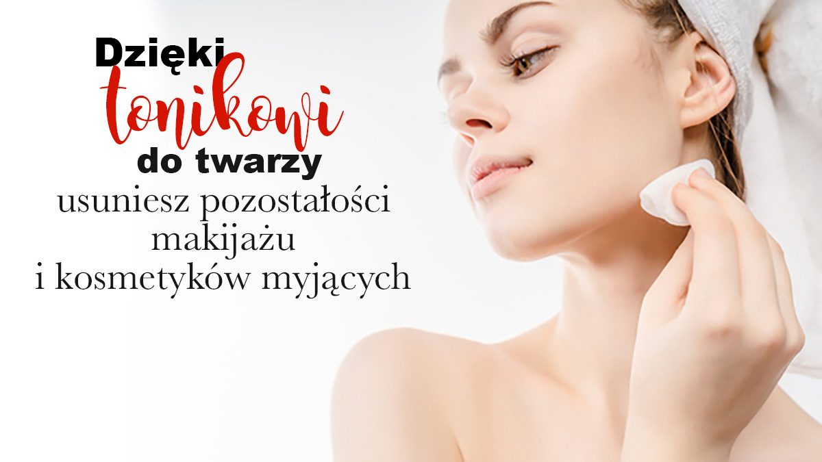 Kobieta oczyszcza twarz tonikiem
